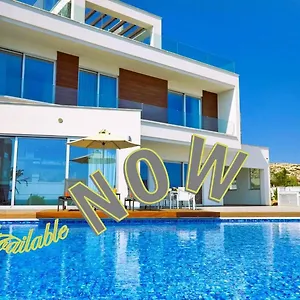  Willa Beachfront Luxury Idania